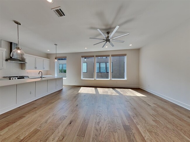 Building Photo - 129 E Oscar Dr