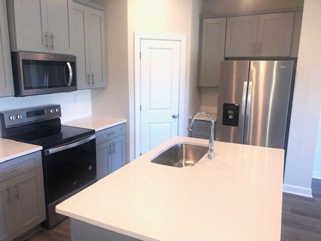 Foto del edificio - Newer Townhome with 1 Car Garage in Braemar Village! COMING SOON!