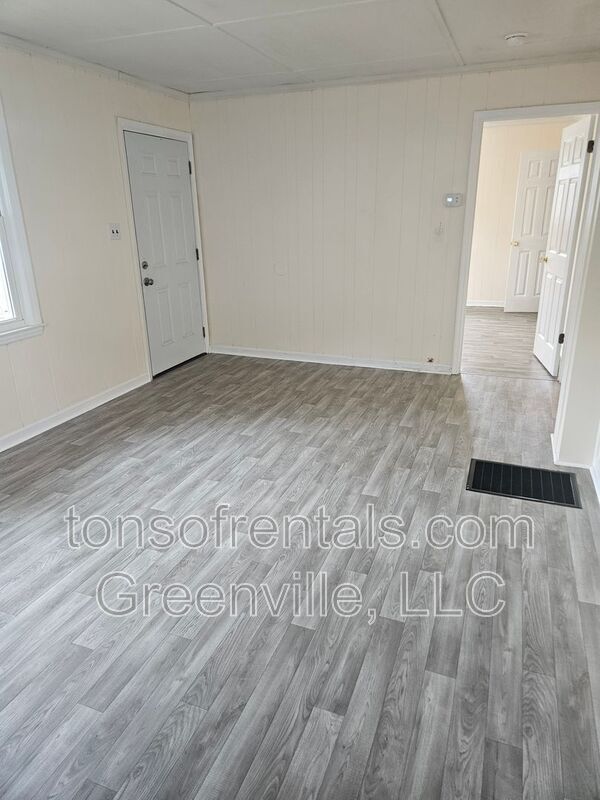Building Photo - 733 Fairfax St