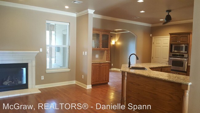 Foto del edificio - 5 br, 3 bath House - 734 W. 38th St.