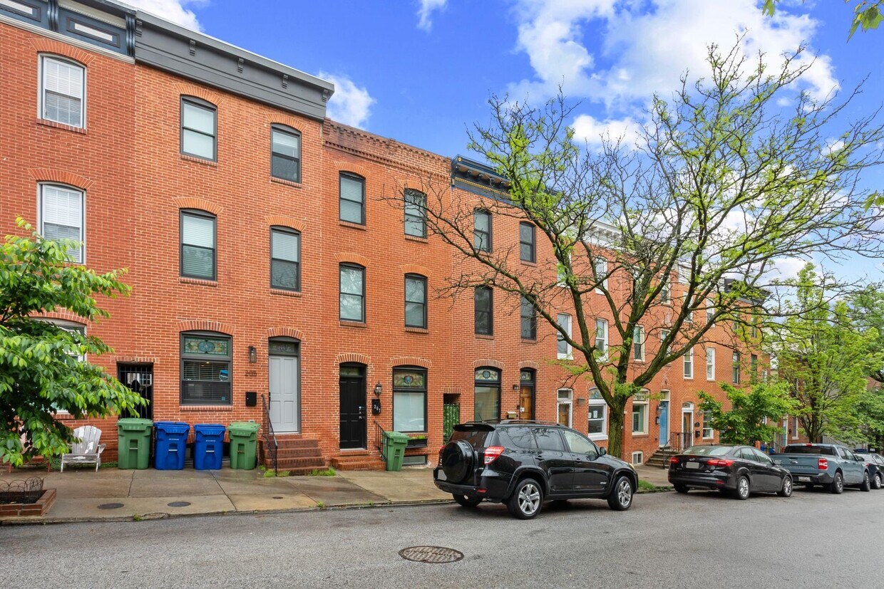 Foto principal - Upper Fells Point Townhouse - 3+ Bedrooms,...