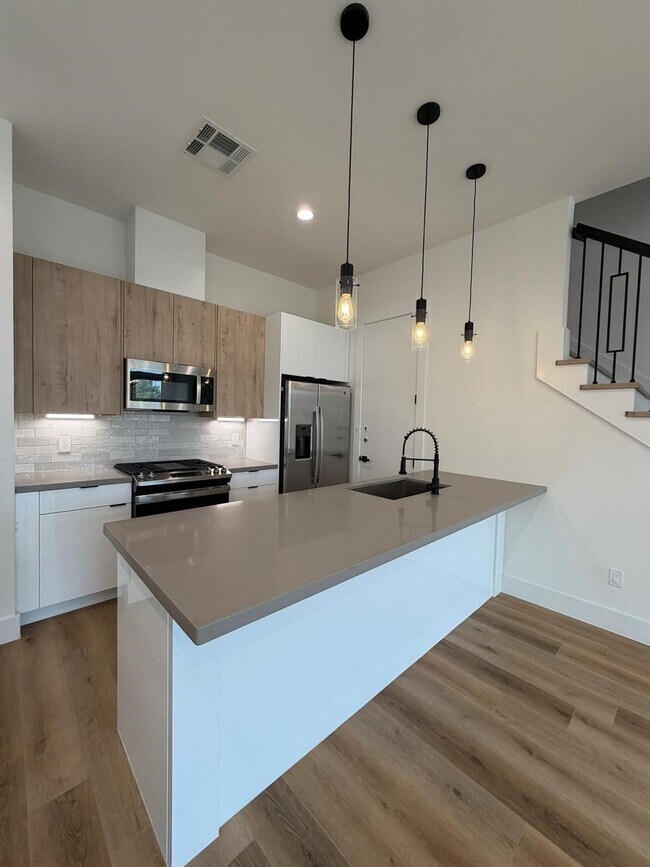 Building Photo - 6733 Peerless St