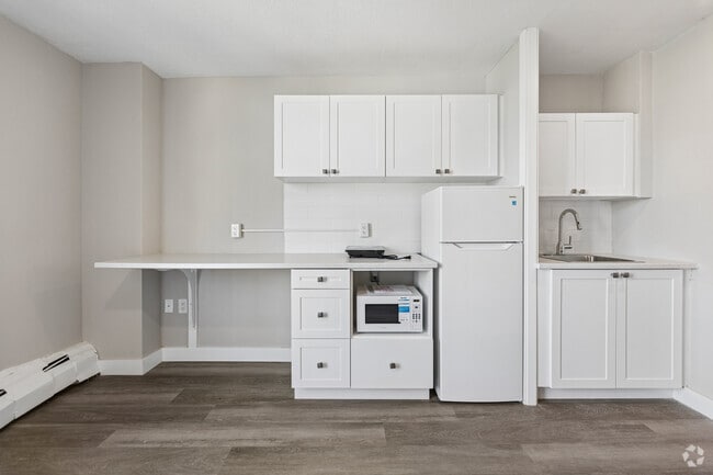 BACHELOR - 200SF - Kitchen - Bradley Court