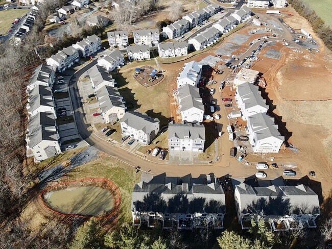 Foto del edificio - Newer Construction End Unit Townhome Near Sentara RMH Hospital for Rent!  Large Unfinished Baseme...