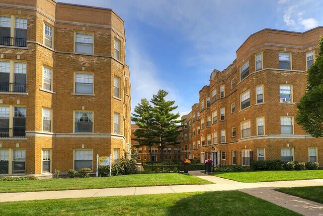 Foto del edificio - Renovated Units Blocks From The Lake and Downtown Evanston!