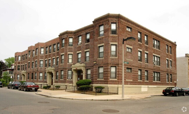 Foto del edificio - 102-108 Elm Hill Ave