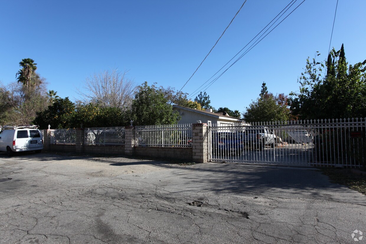 Building Photo - 8460 Penfield Ave
