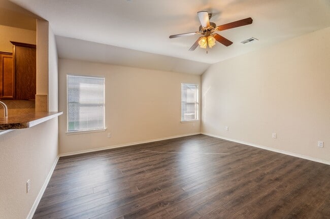 Building Photo - 3 bedroom, 2 bathroom Leander home that backs greenbelt!!