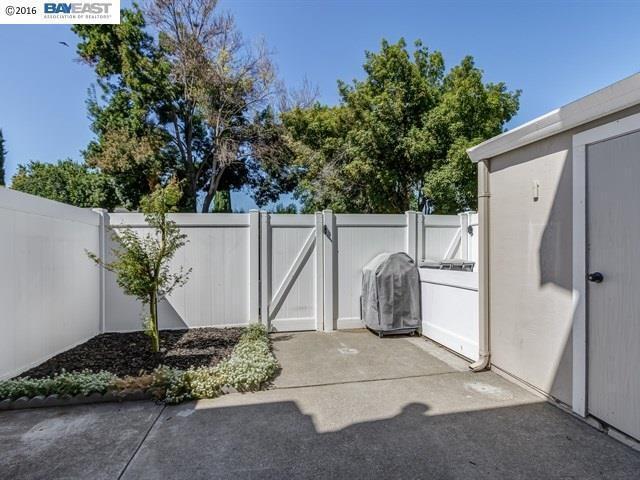 Photo - Park like end unit, move in condition with... Townhome