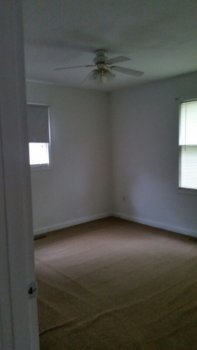 Building Photo - 130 Oakview Dr SE