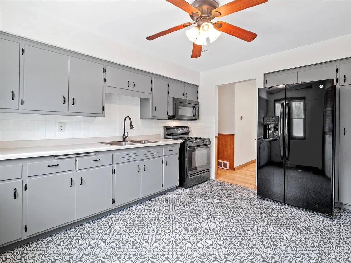 Kitchen - 543 W Armour Ave
