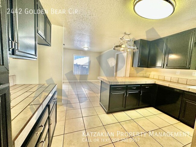 Foto del edificio - Single Story 3 Bedroom 2 Bath Golden Bear ...