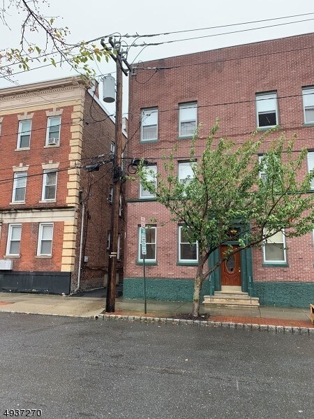 Primary Photo - 95 Pine St