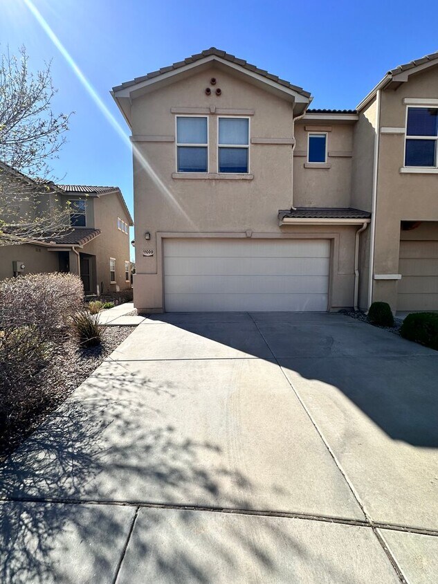 Modern Upscale and sleek town home in a g... - Modern  Upscale and sleek town home in a g...