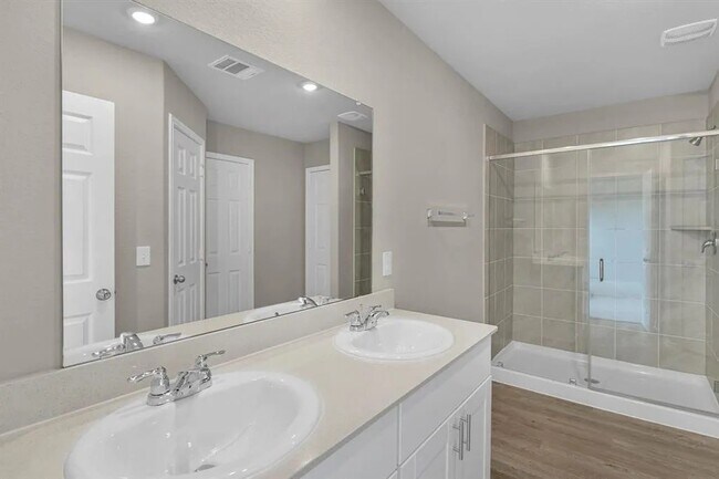 Foto del edificio - 8213 Red Spruce St