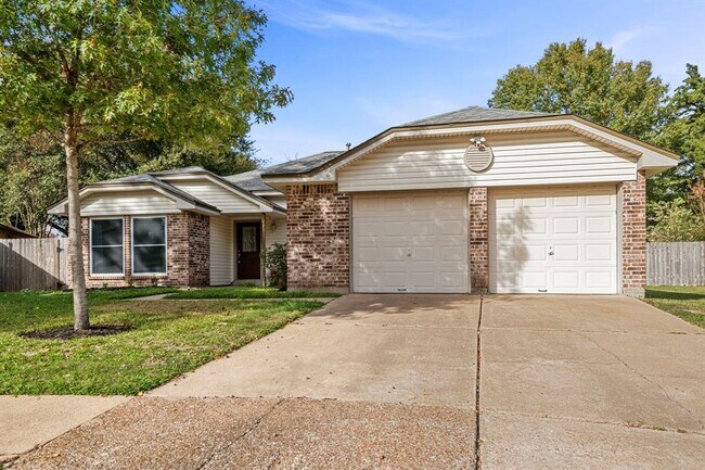 Building Photo - 8623 Greenleaf Lake Dr