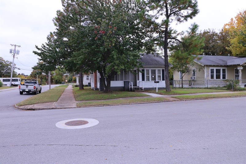 Primary Photo - 1024 E 5th Pl