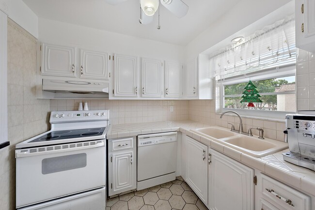 Building Photo - 711 Lori Dr
