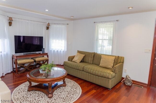 Building Photo - 624 Downer St