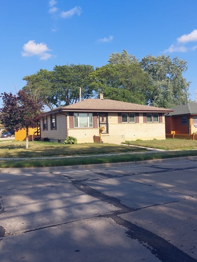 Building Photo - 2215 Golf Ave