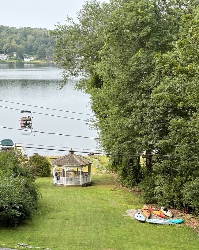 Foto del edificio - 421 Hemlock Point Dr