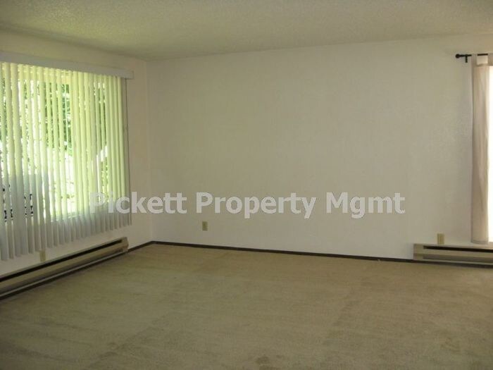 Building Photo - Manette duplex