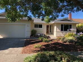 Building Photo - 1745 Glenbrook Dr