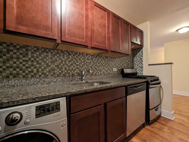 Building Photo - 555 W Arlington Pl