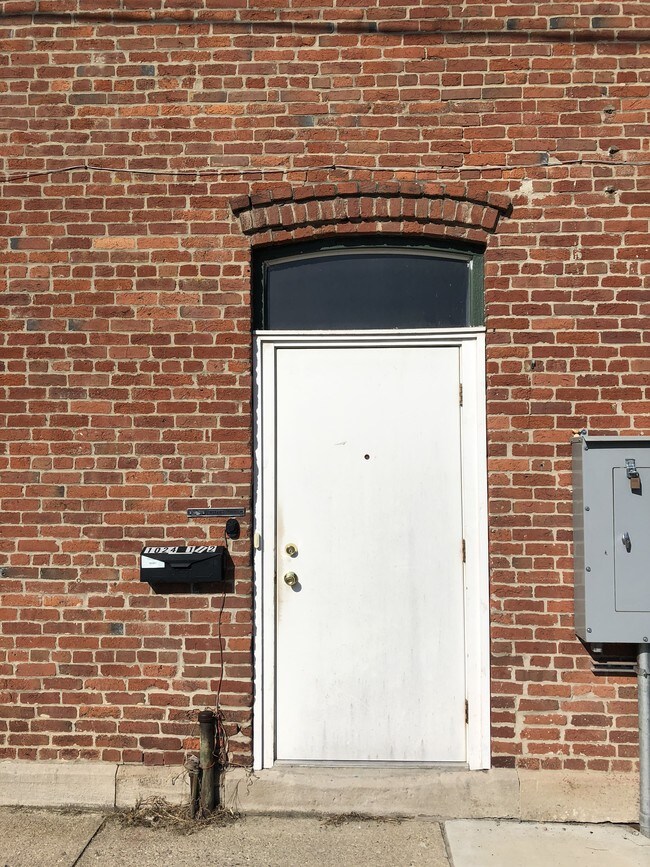 Building Photo - 1024 Main St