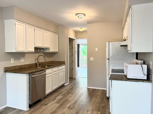 Kitchen w/dishwasher - 7043 Colonial Oaks Dr