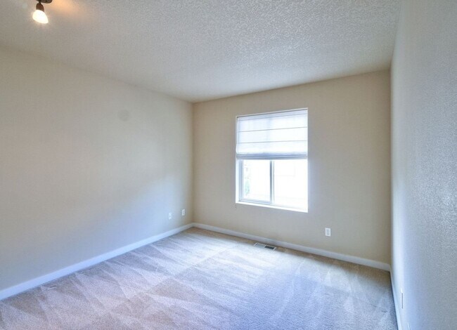 Building Photo - Beautiful Corner Lot 4 BD* 2.5 BA* Single ...