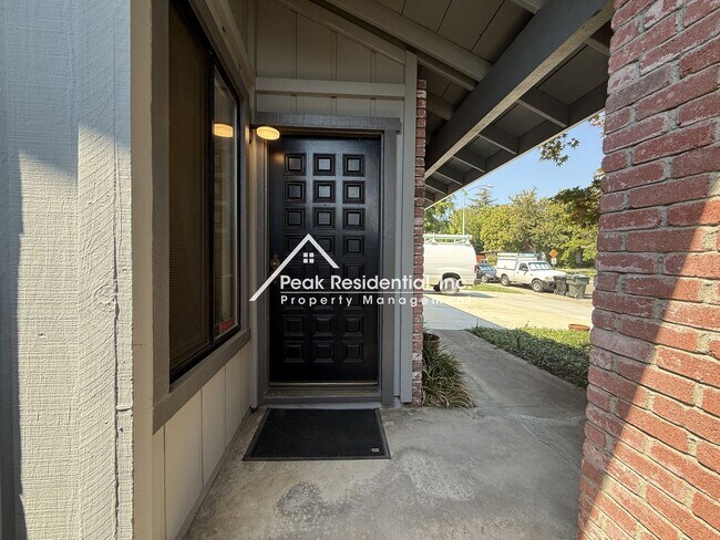 Building Photo - Spacious Orangevale 3bd/2ba Duplex with 2 ...