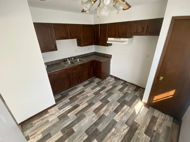 Foto del edificio - 512 SE Magazine Rd