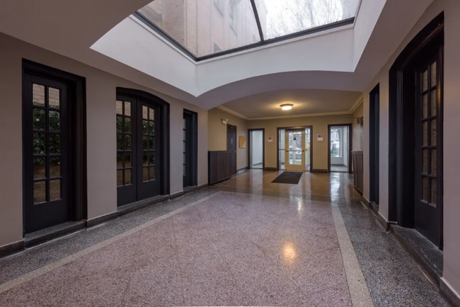 Building Photo - 1320 E Hyde Park Blvd