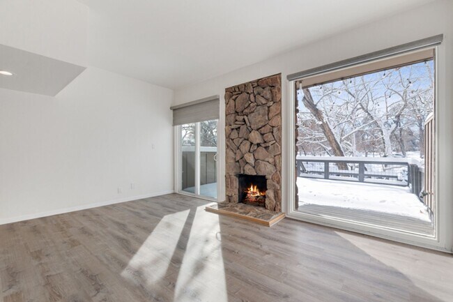 Building Photo - Private River Access Upscale Living near D...