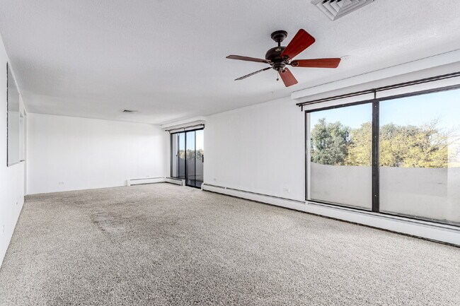 Foto del edificio - Three Bed / Two bath at the Cherry Creek Polo Club Condominiums