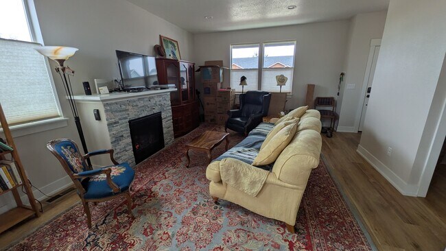 Living room - 643 NE Kerns Dr
