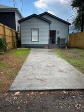 Building Photo - 726 W Victory Dr