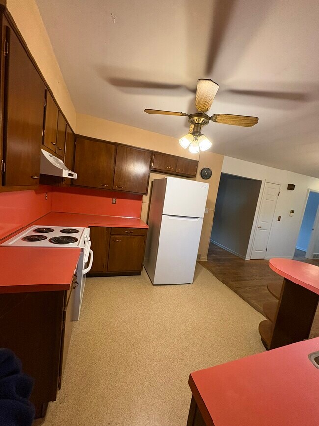 Kitchen - 628 Sunny Ln