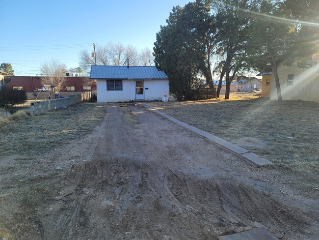 Building Photo - 1017 W 14th Ln