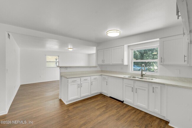 Foto del edificio - 557 W 62nd St