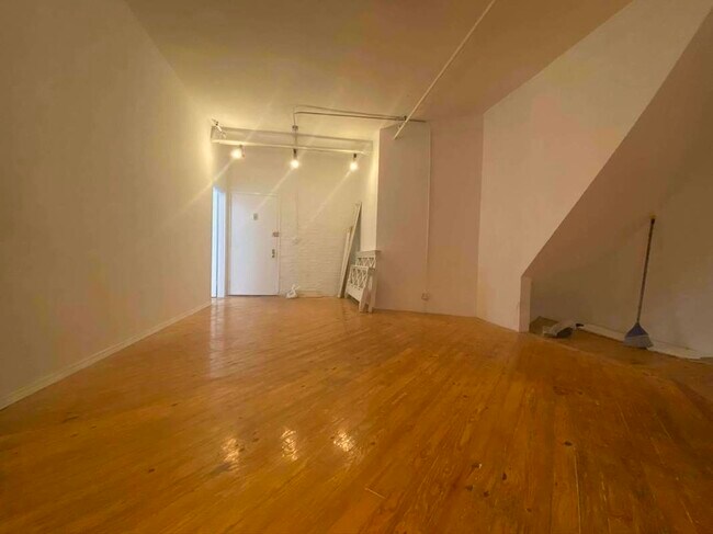 Building Photo - 212 E 26th St