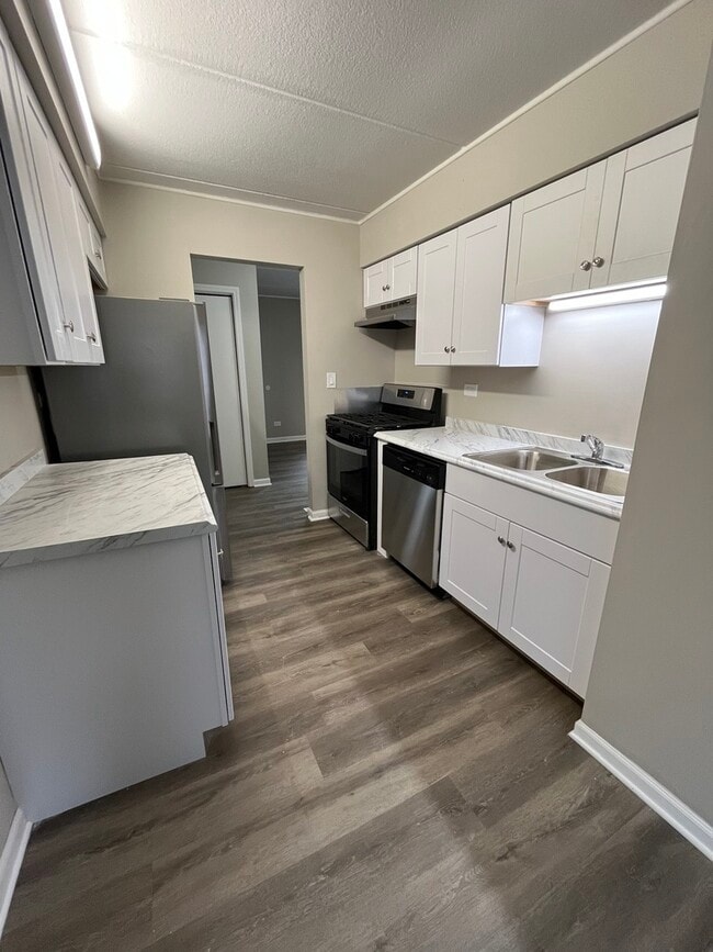 Building Photo - 914 School St