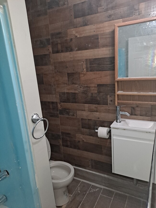 Updated bathroom - 16544 Plymouth Rd