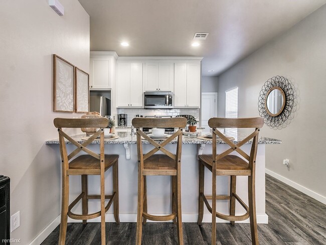 Foto del edificio - 3 br, 2.5 bath Duplex - 1265 East Main Street