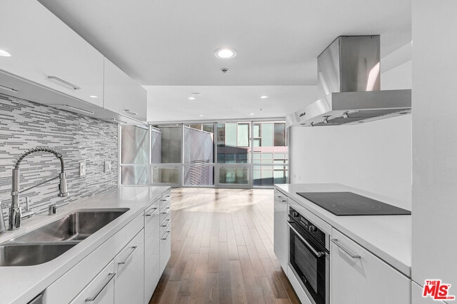 Foto del edificio - 901 Flower St