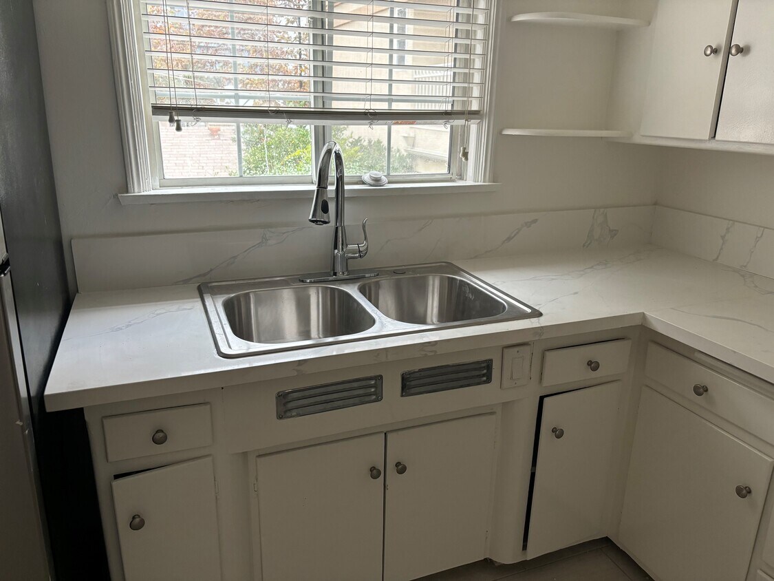 Foto principal - 3110 W Riverside Dr