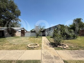 Building Photo - 2131 Blossom Ln