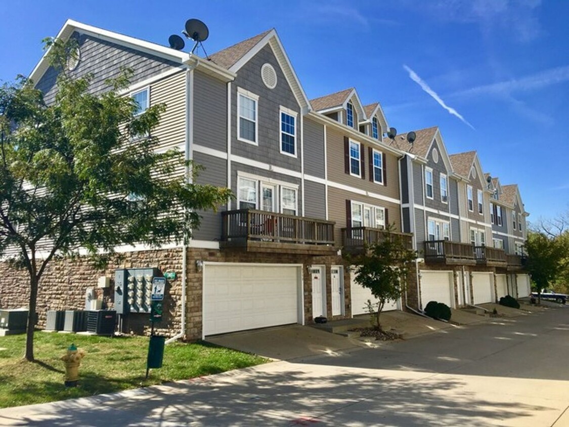 Primary Photo - Royal Cedar Realty, LLC - Village at Arbor...