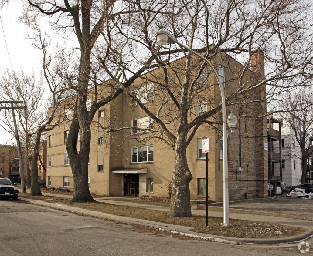 Building Photo - 6338-6340 N Leavitt St